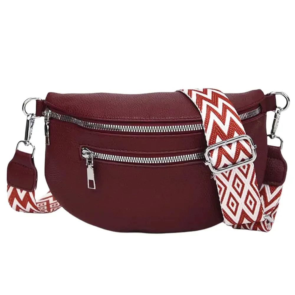 Une sacoche banane rouge avec deux fermetures à zip, 1 grande poche principale et une plus petite poche sur le devant, une bandoulière réglable.