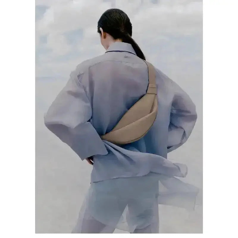 Bien porter la sacoche banane selon sa tenue.