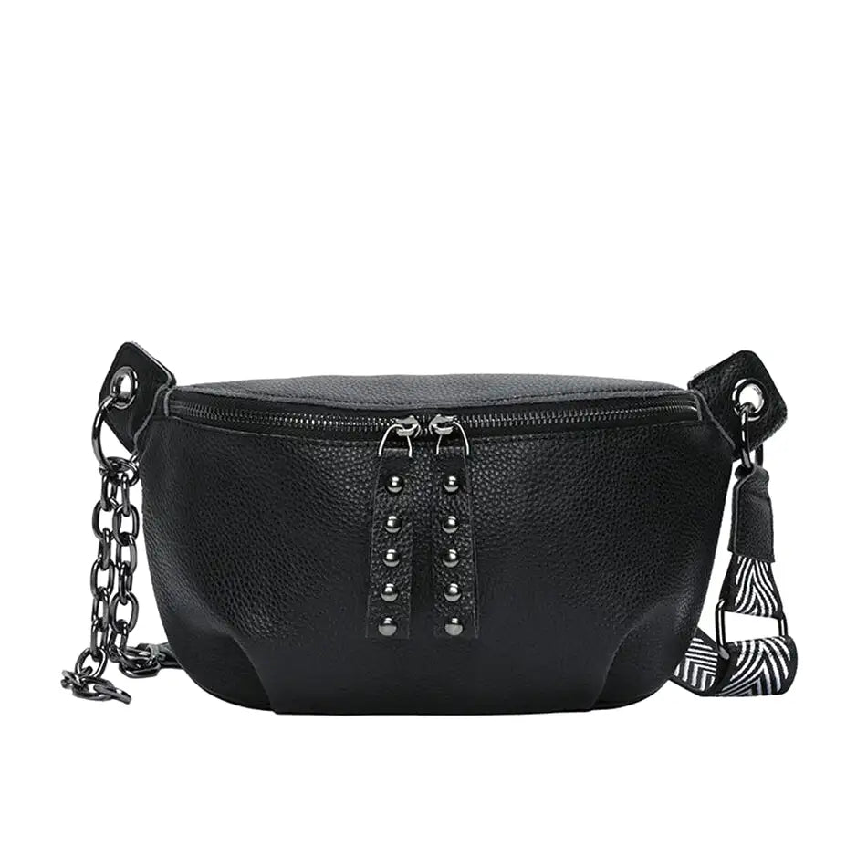 Sacoche banane en cuir noir, format compact, idéale pour un style élégant avec large bandoulière