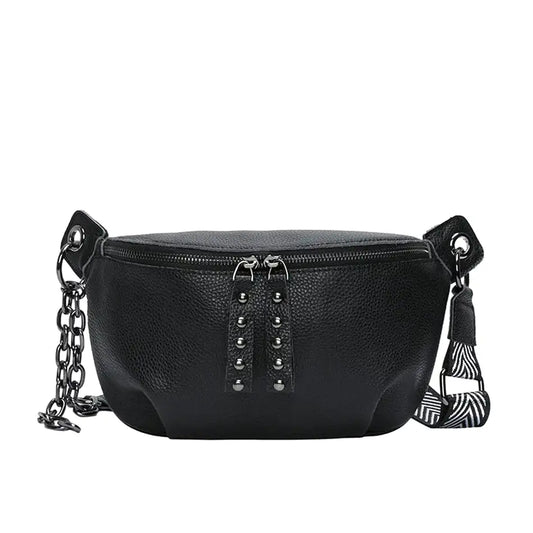 Sacoche banane en cuir noir, format compact, idéale pour un style élégant avec large bandoulière