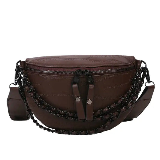 Sacoche banane élégante en cuir marron portée à l’épaule, modèle pratique et minimaliste.