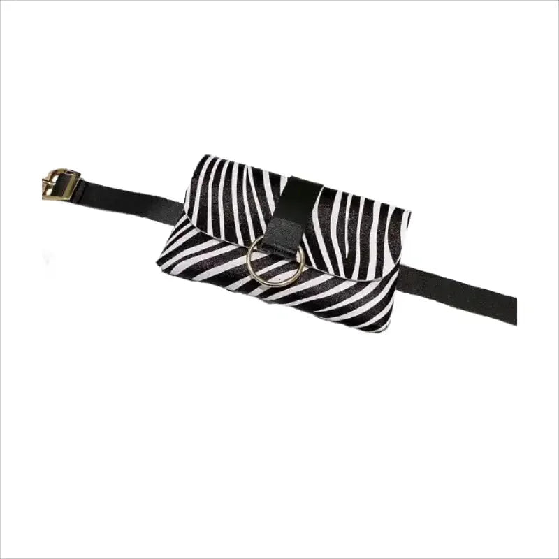 Une sacoche banane  d'aspect compact et minimaliste. Imprimé zébré noir et blanc et ceinture avec fermeture à boucle.