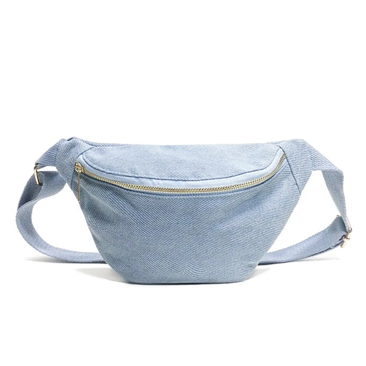 Sacoche banane de couleur bleue ciel. Une poche de rangement principale avec fermeture à zip et bandoulière réglable