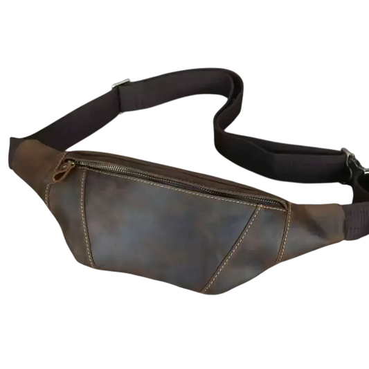 Sacoche Banane Cuir Homme marron foncé avec rabat métallique et sangle en réglable.