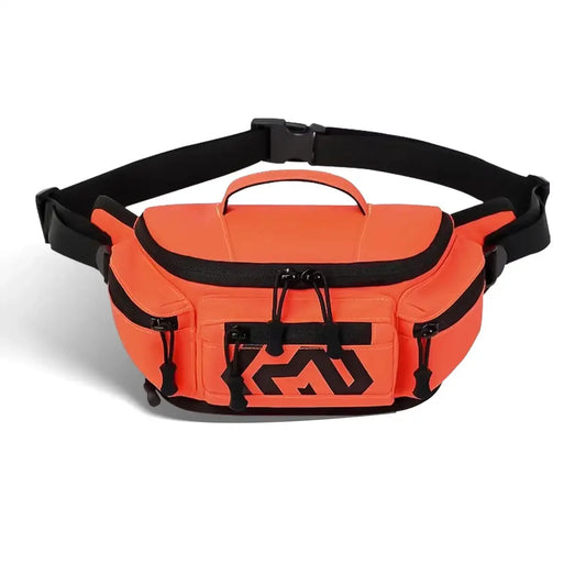 Sacoche banane en tissu imperméable orange vif et avec plusieurs poches de rangement. Fermetures noires à zip et bandoulière réglable.