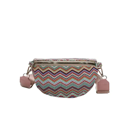 Sacoche banane colorée avec broderies en forme de zig-zag. Une poche de rangement principale et large bandoulière réglable.