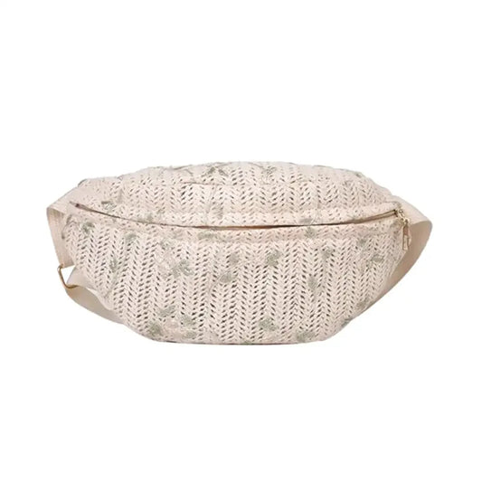 Sacoche banane fleur en tissu tressé beige clair avec motifs floraux brodés verts, fermeture éclair dorée et sangle crème ajustable.
