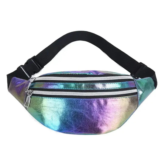 Sacoche banane holographique irisée aux reflets multicolores, fermeture éclair noire et sangle ajustable noire. 