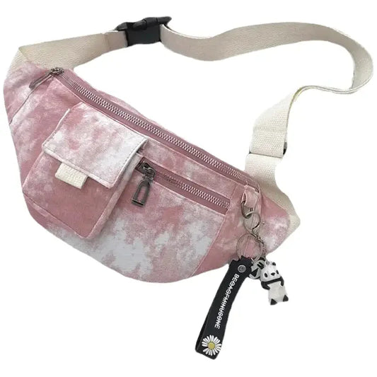 Sacoche Banane en velours, de couleur rose poudré. Plusieurs poches de rangement. Et porte clé panda.