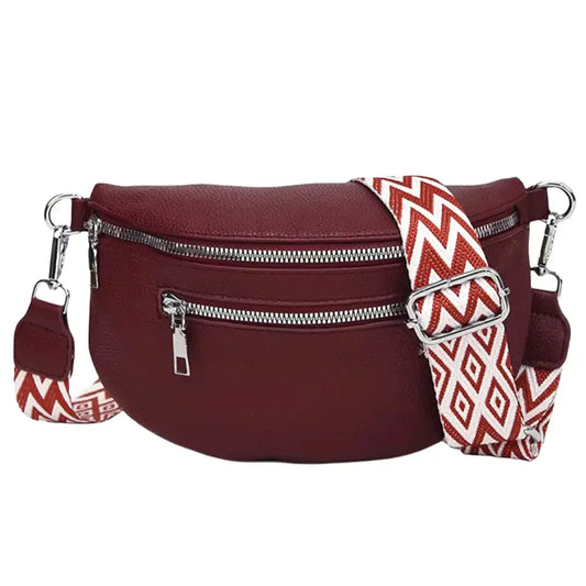 Une sacoche banane rouge avec deux fermetures à zip, 1 grande poche principale et une plus petite poche sur le devant, une bandoulière réglable.
