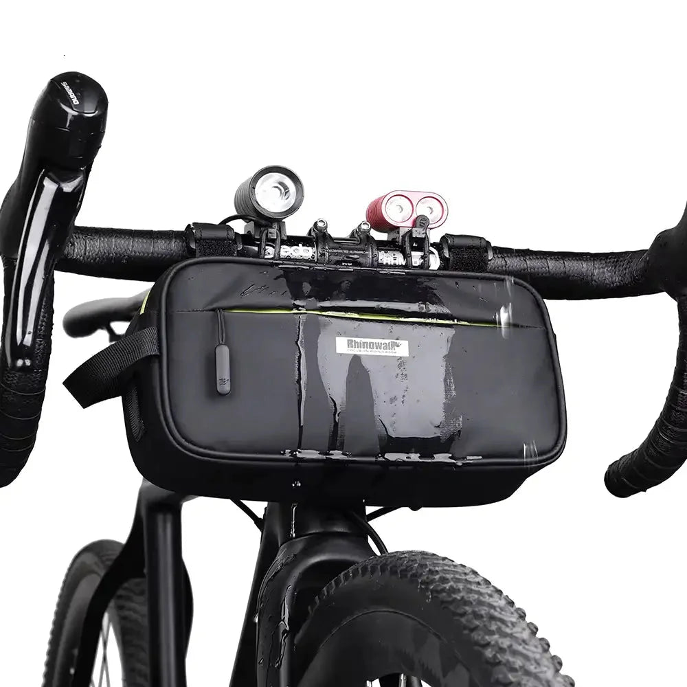 Sacoche banane noire pour vélo en tissu imperméable. Fixée sur guidon avec sangles ajustables.